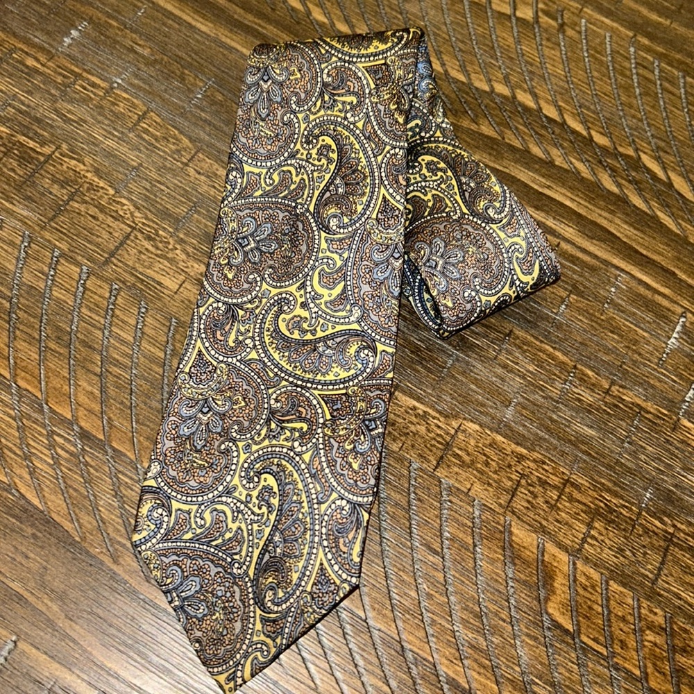 VINTAGE CHRISTIAN DIOR DAMASK PRINT 100% SILK TIE